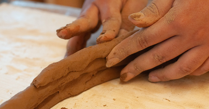 A boneca pode ser tudo, então tenho criado seres que têm várias partes de corpo, não necessariamente têm dois braços e duas pernas. A maioria nem perna tem, quase que tem uma cauda ou um vestido. E aí não tem olhos mas tem uma boca meio monstruosa, uma coisa que é um tanto animalesca que eu acho que é a vida em constante estado de transmutação.